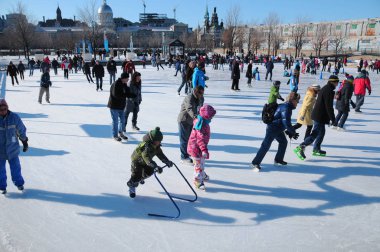 MONTREAL CANADA - 25 Şubat: Eski liman buz halkası yapay buz yüzeyi, tarihi Eski Montreal manzarası ve 25 Şubat 2012 Montreal, Kanada