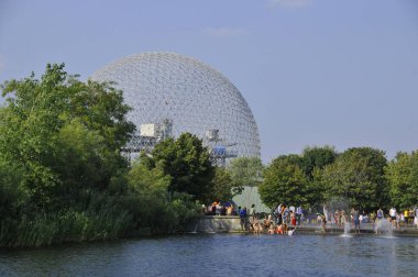 Montreal, Kanada - 15 Temmuz - Biyosfer, Montreal 'de çevreye adanmış bir müzedir. 15 Temmuz 2012 'de ABD' nin eski pavyonundaki Parc Jean-Drapeau 'da Montreal, Kanada