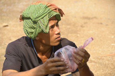 PHNOM PENH CAMBODIA - 26 Mart 2013 'te Phnom Penh Kamboçya' daki merkez markette taze balık satan adam. Kamboçya dünyanın en yoğun tatlı su balıkçılıklarına ev sahipliği yapar..