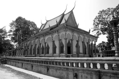 SIEM REAP CAMBODIA - 03 26 2013: Siem Reap Kamboçya 'daki Pagodas. Siem Reap 'in Eski Fransız Mahallesi' nde sömürge ve Çin tarzı mimarisi var.