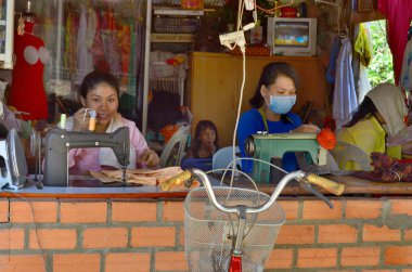 Dikiş makinelerinde çalışan Asyalı kadınlar