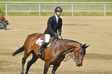 BROMONT, CANADA - 21 Temmuz 2012 'de Montreal Equestrian 1976 Olimpiyat Parkı' nda bilinmeyen bir binici.