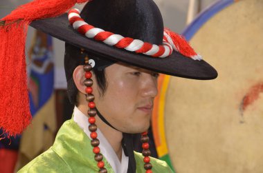 SEOUL, Kore - 7 Nisan 2013 'te Seul Kore' de geleneksel Kore tepki gösterisinde aktör