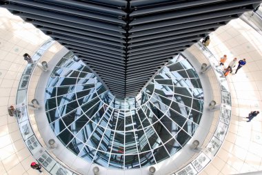 Alman İmparatorluğu Parlamento Binası 'nın Reichstag Kubbesi' nde. 1894 yılında açıldı ve ciddi hasar gördüğü 1933 yılına kadar parlamentoyu barındırdı. 16 Mayıs 2011, Berlin, Almanya  