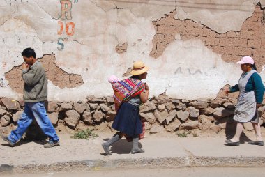 CUZCO, PERU - NOVEMBER 21; 21 Kasım 2009 'da Cuzco Peru' da Cusco caddesinde çantasında satılık kıyafet giyen kadın sayısı yüzde 50 