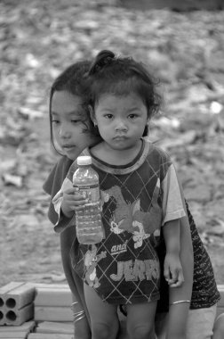 Phnom PHEN, CAMBODIA - 23 Mart 2013 'te Phnom Phen, Kamboçya' da tanımlanamayan sokak çocukları poz verdi.