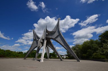 MONTREAL, CANADA - 19 Haziran - Alexander Calder 'ın L Homme heykeli 19 Haziran 2013 tarihinde Montreal' de Parc Jean-Drapeau 'da yer alan büyük ölçekli bir açık hava heykelidir. 1967 Dünya Fuarı Yapımı 