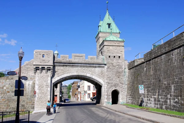 QUEBEC CITY, CANADA - 25 Ağustos 2010 'da Kanada' nın Quebec kentinde UNESCO 'nun dünya mirası olan Eski Quebec' in Porte Saint-Louis Gate parçası. 