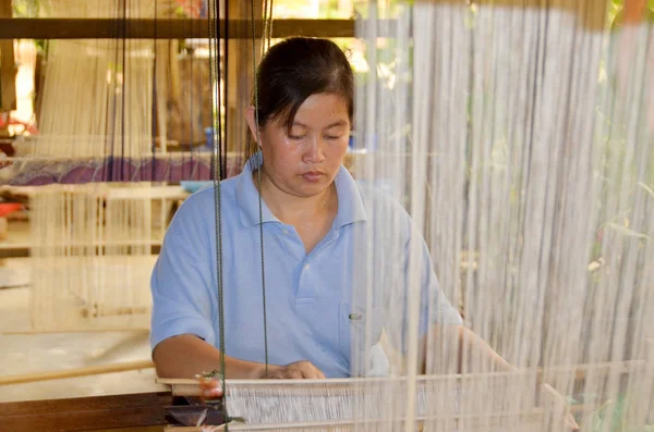 Luang Prabang Laos April Αγνώστων Στοιχείων Γυναίκα Ύφανση Μετάξι Στις — Φωτογραφία Αρχείου