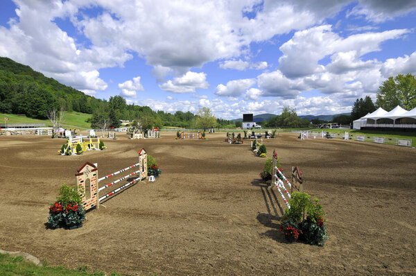 Место проведения Международного соревнования по прыжкам с лошади в Квебеке. Соревнования на высшем уровне на сайте, который является красивым за пределами сравнения.