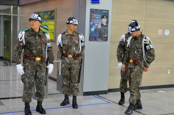 韓国のドラサン駅 エイプリル社7 韓国兵士2013年4月7日 韓国のドラサン駅 韓国との間のDmzに位置するドーラ山駅は 2002年にまだ使用されていません — ストック写真