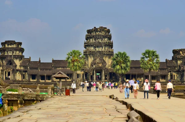 Angkor Wat Cambodia März Touristen Betreten Den Eingang Des Tempels — Stockfoto