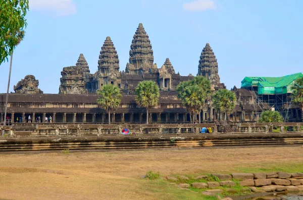 アンコールワットは 世界最大のヒンズー教の寺院複合体であり 最大の宗教的記念碑です 寺院はヤソダハラプラで12世紀初頭にクメール王Suryavarman Iiによって建てられました — ストック写真