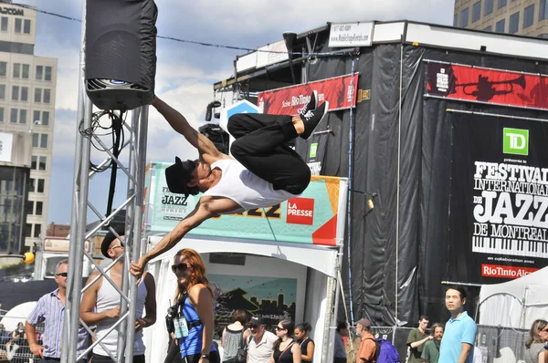 Montreal Canadá Julio Acrobat Entretiene Gente Festival Jazz Montreal 2012 — Foto de Stock