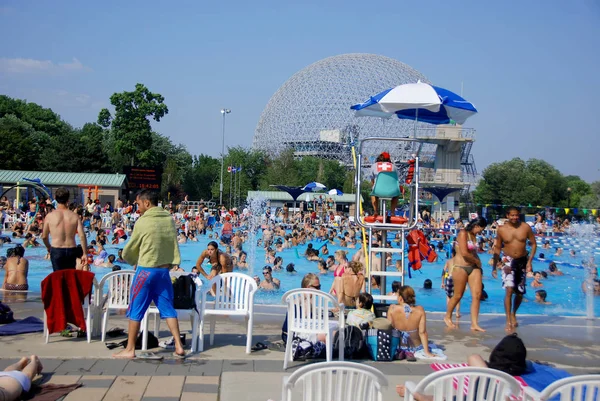 Montreal Canada Luglio Parc Jean Drapeau Pool Con Biosfera Sullo — Foto Stock