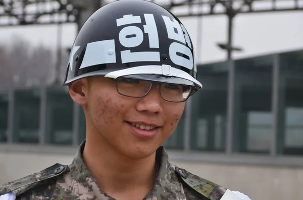 Dorasan Corea Del Sur Abril Soldado Surcoreano Dorasan Estación Tren —  Fotos de Stock