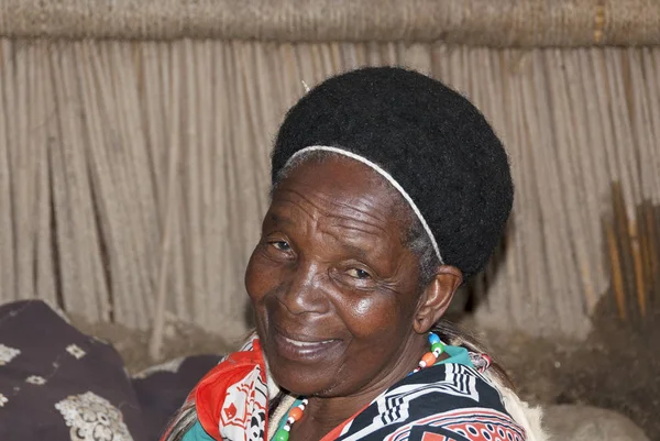 Manzini Swaziland November Unidentified Woman Make Carpet Straw Live November — Stock Photo, Image