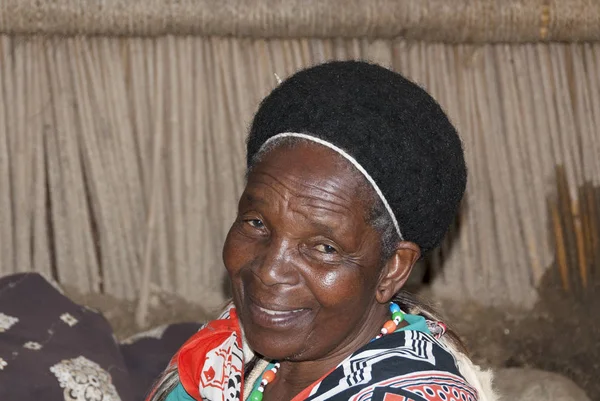 MANZINI, SWAZILAND - 25 Kasım 2010 Manzini, Svaziland 'da yaşamak için tanımlanamayan kadın samandan halı yapıyor