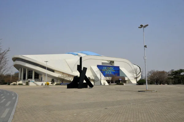 4月9日 首尔奥林匹克游泳池体育场位于韩国首尔 它是为1988年夏季奥运会建造的体育场 2013年4月9日 韩国汉城 — 图库照片
