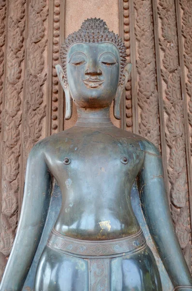 越南劳斯莱斯 4月2日 位于老挝万象市Haw Phra Kaew的青铜佛像是一座前寺庙 现在是2013年4月2日位于老挝万象的一座博物馆的内部 — 图库照片