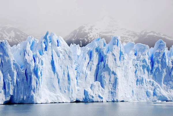 莫雷诺冰川 Perito Moreno Glacier 是位于阿根廷圣克鲁斯省Los Glaciares国家公园的一座冰川 它是阿根廷巴塔哥尼亚最重要的旅游胜地之一 — 图库照片