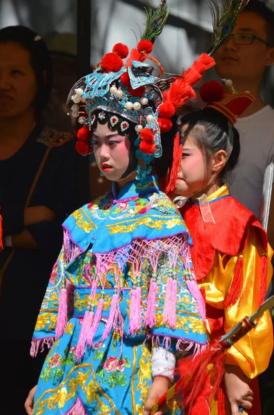 参加2013年7月21日在加拿大蒙特利尔举行的中国文化周活动的人数 — 图库照片