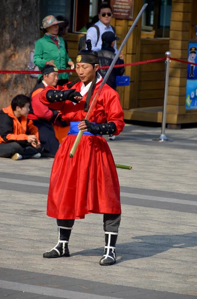 ソウル エイプリル社4 2013年4月4日にソウルで開催された伝統的な展示会で韓国のサウラビ サウラビ Saurabi 文字通り 戦う父親 を意味する朝鮮の戦士 — ストック写真