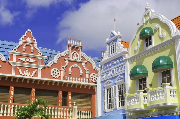 Tipik Hollandalı tasarım mimarisi. Oranjestad 'ın merkez meydanı Aruba Karayipler' in rüzgarlı adalarına doğru daha az Antiller Batı Hint Adaları 'na uzanıyor.