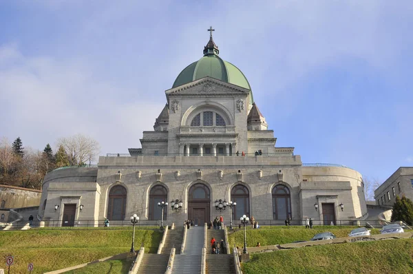 MONTREAL CANADA - Ekim 04: Saint Joseph 's Oratory of Mount Royal, Kanada' nın Quebec kentinin Montreal şehrinde 4 Ekim 2011 tarihinde Royal Dağı 'nın batı yamacında kurulmuş Roma Katolik bazilikası..