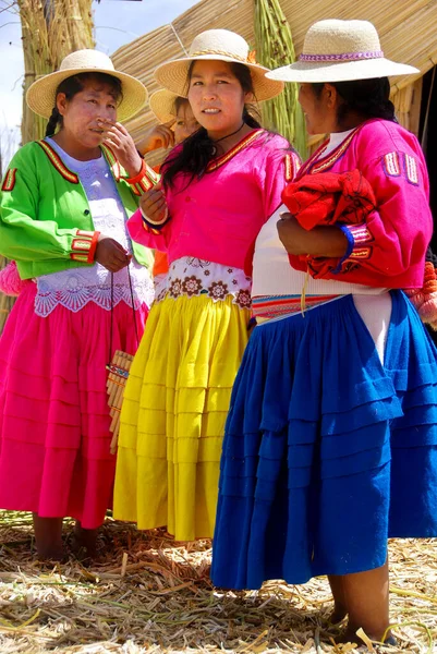 Puno Peru Nov Mulheres Não Identificadas Vestidos Tradicionais Recebem Turistas — Fotografia de Stock