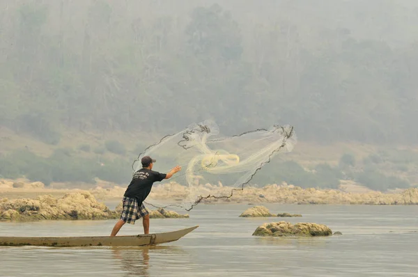 Mekong River Laos Duben Rybář Hodit Svou Síť Pro Rybaření — Stock fotografie