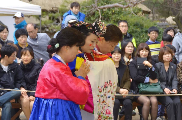 ソウル エイプリル7 結婚式韓国の伝統では 花嫁が2つの弓を作り 新郎が一度作る これは陰と陽の調和を表している 2013年4月7日ソウル — ストック写真
