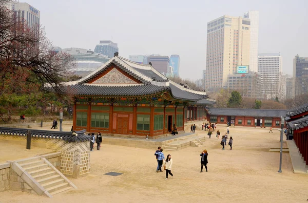 庆波宫 Gyeongbokgung 又名庆波宫 Gyeongbokgung Palace 是位于韩国首尔北部的一座王宫 — 图库照片