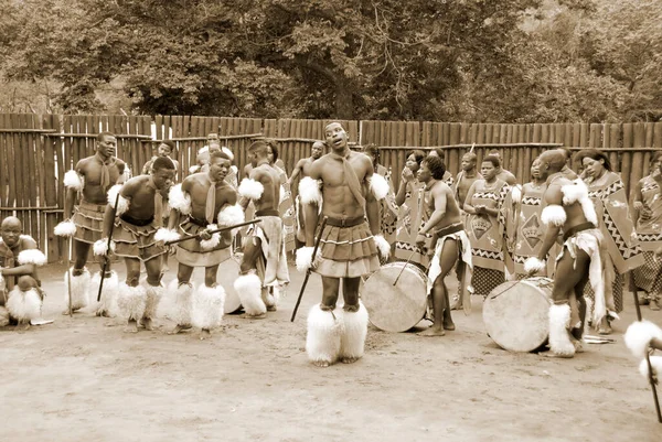 Manzini Swaziland Listopad Niezidentyfikowani Młodzi Mężczyźni Noszą Tradycyjne Stroje Tańce — Zdjęcie stockowe
