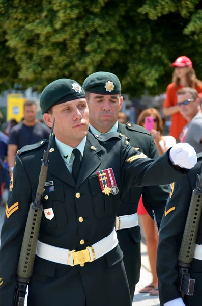 オタワ カナダ 6月30日 式典ガードは 前景に未知の兵士の墓と カナダの国立記念碑 応答を監視します 2013年6月30日オンタリオ州オタワ — ストック写真