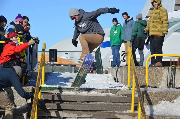 加拿大蒙特利尔 2月17日 2013年2月17日在加拿大蒙特利尔奥林匹克体育场前的Barbegazi冬季极限运动节上 不明身份的雪板参与者 — 图库照片