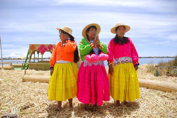 Puno Peru Nov Mulheres Não Identificadas Vestidos Tradicionais Recebem Turistas — Fotografia de Stock