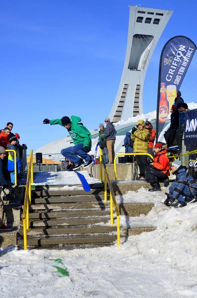 カナダ モントリオール 2月17日 モントリオールで開催された2013年2月17日のオリンピック競技場前のバルベジ ウィンター エクストリーム スポーツ フェスティバルでのスノーボードへの未確認参加 — ストック写真