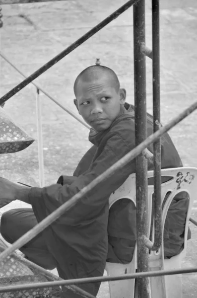 Siem Reap Cambodia Março Monge Não Identificado Posando Março 2013 — Fotografia de Stock