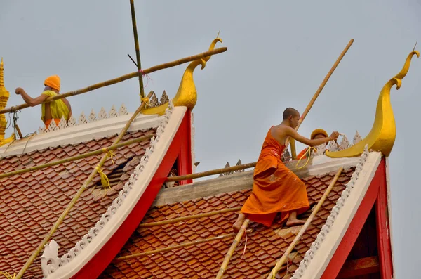 Luang Prabang Laos März Mönche Arbeiten Daran Das Dach Erneuern — Stockfoto