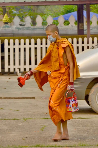 路旁白 2013年3月31日 2013年3月31日 在洛阳普朗邦老挝佛教中 和尚们努力重新粉刷屋顶 重新粉刷他们的宝塔 这是96 的老挝人的信仰 — 图库照片