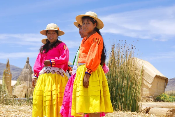 Puno Peru 11月28日 伝統的なドレスの未確認の女性は ウロス島の観光客を歓迎します ペルー 11月28日 2010ウロスは 42の自己形成された浮遊島に住むプリインカンの人々です — ストック写真