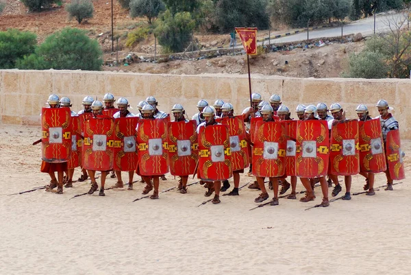 Jerash 11月25日 2009年11月25日にヨルダンのエルサレムで開催されたローマ軍の再現ショーで ヨルダン人男性がローマ兵士としてドレスアップ — ストック写真