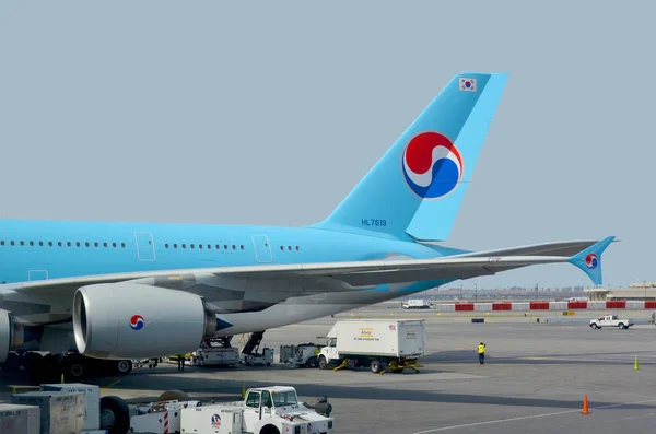 Seoul Korea April 2013 Корейський Авіалайнер Міжнародному Аеропорту Інчхон Основним — стокове фото