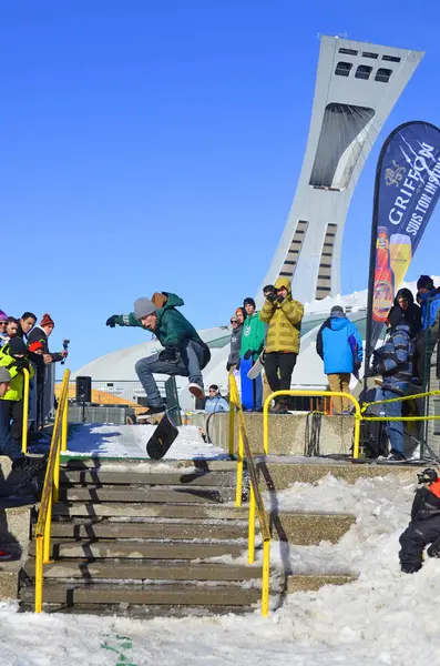カナダ モントリオール 2月17日 モントリオールで開催された2013年2月17日のオリンピック競技場前のバルベジ ウィンター エクストリーム スポーツ フェスティバルでのスノーボードへの未確認参加 — ストック写真