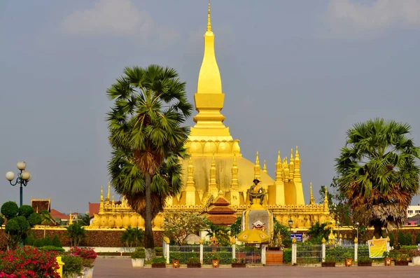 Vientiane Laos Luang Great Stupa Gold Covered Large Buddhist Stupa — стоковое фото