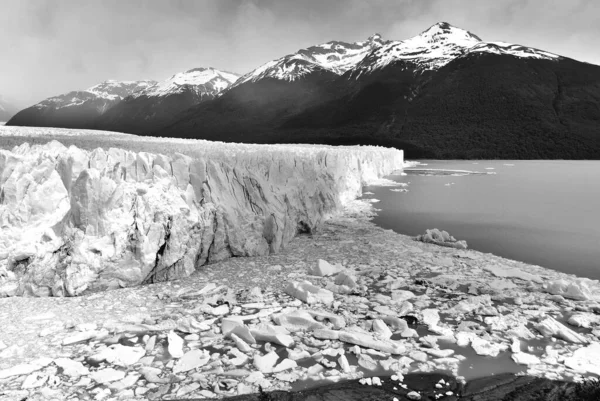 阿根廷圣克鲁斯省Perito Moreno Glacier的黑色白色照片 — 图库照片