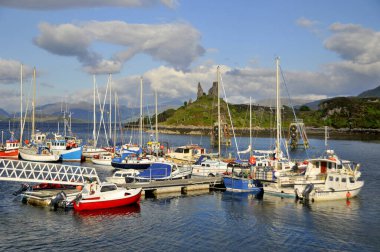 SKYE Adaları, SCOTLAND, İngiltere - 8 Haziran 2012 'de Kyleakin limanındaki botlar İskoçya' nın Skye Adası 'nda. Kyleakin köyü aynı zamanda antik harabe bir kale olan Moil Kalesi 'nin de yeridir..