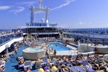 Fort Lauderdale Florida 'da 11-2-2012' de Prenses yolcu gemisinin üst güvertesinde. Prenses Cruises, gezi gemilerinin 