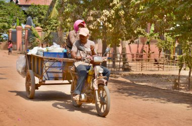 PHNOM PENH, CAMBODIA - 25 Mart 2013 'te Kamboçya' nın Phnom Penh şehrinde bir adam motosiklete biniyor.. 